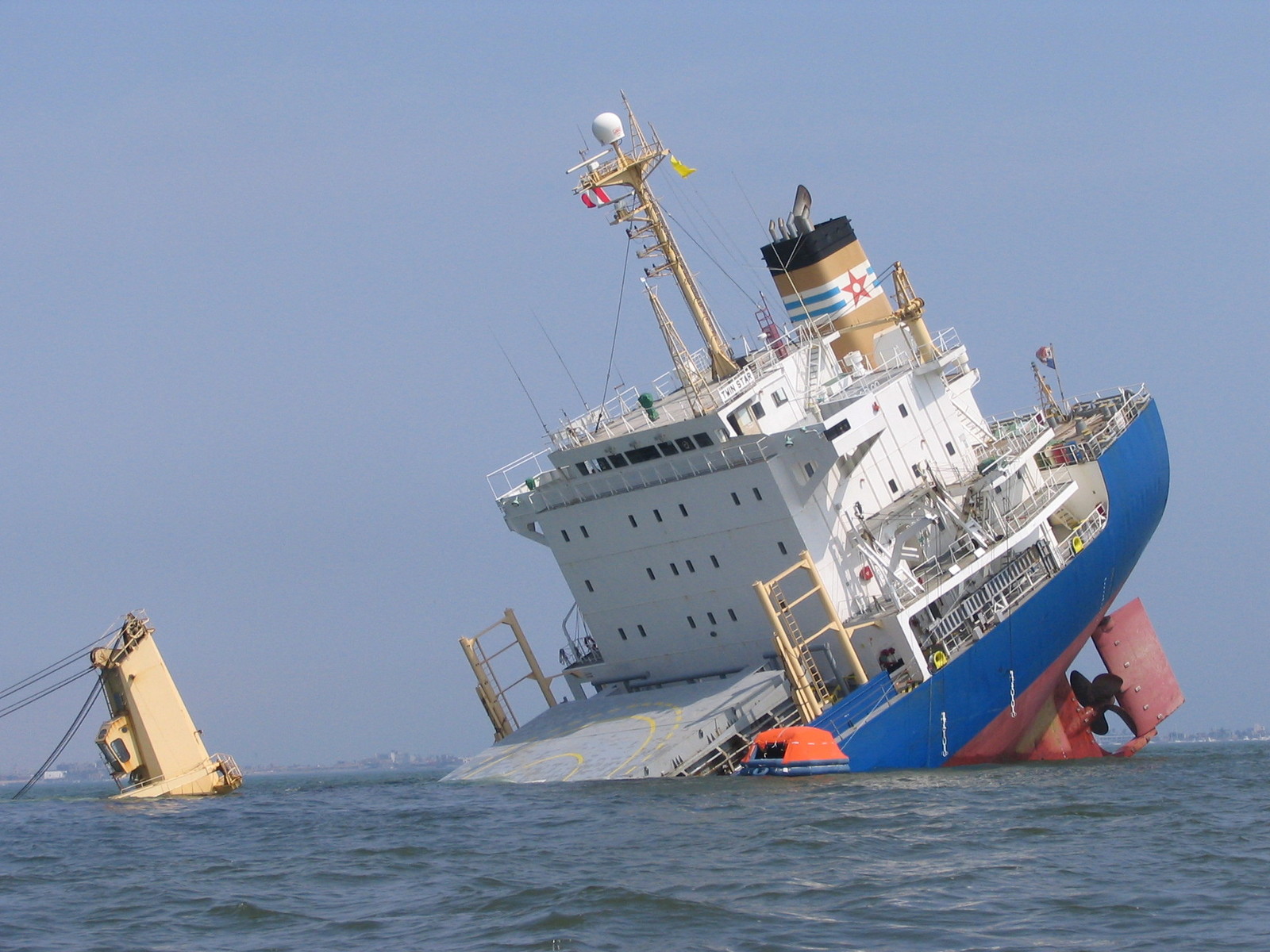 Ship wreck by Guido Giardino